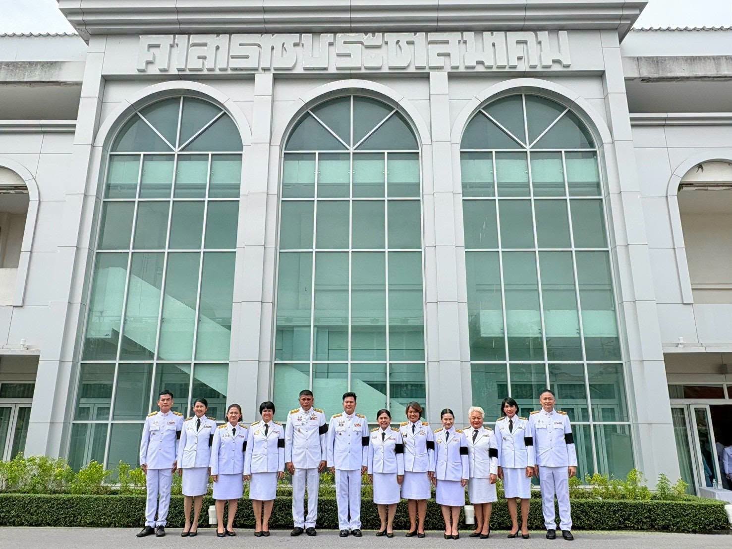 title - ปฏิรูปที่ดินจังหวัดเพชรบุรี มอบหมายให้ นางสาวขวัญใจ เพชรสวน นักวิชาการปฏิรูปที่ดินชำนาญการ ร่วมลงนามถวายพระพร พระบาทสมเด็จพระเจ้าอยู่หัว เนื่องในโอกาสวันเฉลิมพระชนมพรรษา